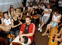 In der Geislauterer Gaststätte Martins Glashaus findet zur WM-Viertelfinalbegegnung Deutschland-Argentinien am Samstag, 3. Juli 2010, das Grösste Geislauterer Public-viewing der Welt statt. Unser Foto zeigt den Gastraum kurz vorm Spiel.<br>Foto: Becker&Bredel