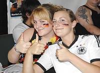 In der Geislauterer Gaststätte Martins Glashaus findet zur WM-Viertelfinalbegegnung Deutschland-Argentinien am Samstag, 3. Juli 2010, das Grösste Geislauterer Public-viewing der Welt statt. Unser Foto zeigt v.li. Natallie und Desiree<br>Foto: Becker&Bredel