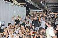 In der Geislauterer Gaststätte Martins Glashaus findet zur WM-Viertelfinalbegegnung Deutschland-Argentinien am Samstag, 3. Juli 2010, das Grösste Geislauterer Public-viewing der Welt statt. Unser Foto zeigt den Jzbel beim ersten Tor für Deutschland<br>Foto: Becker&Bredel