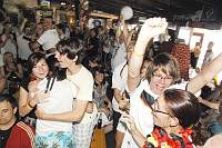 In der Geislauterer Gaststätte Martins Glashaus findet zur WM-Viertelfinalbegegnung Deutschland-Argentinien am Samstag, 3. Juli 2010, das Grösste Geislauterer Public-viewing der Welt statt. Unser Foto zeigt den Jzbel beim ersten Tor für Deutschland<br>Foto: Becker&Bredel