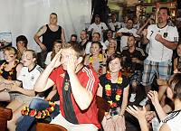 In der Geislauterer Gaststätte Martins Glashaus findet zur WM-Viertelfinalbegegnung Deutschland-Argentinien am Samstag, 3. Juli 2010, das Grösste Geislauterer Public-viewing der Welt statt. Unser Foto zeigt den Gastraum bei einer vergebenen deutschen Chance<br>Foto: Becker&Bredel