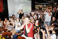 In der Geislauterer Gaststätte Martins Glashaus findet zur WM-Viertelfinalbegegnung Deutschland-Argentinien am Samstag, 3. Juli 2010, das Grösste Geislauterer Public-viewing der Welt statt. Unser Foto zeigt den Gastraum bei einer vergebenen deutschen Chance<br>Foto: Becker&Bredel