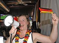 In der Geislauterer Gaststätte Martins Glashaus findet zur WM-Viertelfinalbegegnung Deutschland-Argentinien am Samstag, 3. Juli 2010, das Grösste Geislauterer Public-viewing der Welt statt. Unser Foto zeigt Bianca (?) mit Megaphon und Rassel beim Torjubel<br>Foto: Becker&Bredel