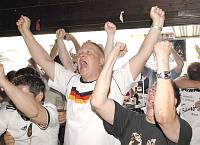 In der Geislauterer Gaststätte Martins Glashaus findet zur WM-Viertelfinalbegegnung Deutschland-Argentinien am Samstag, 3. Juli 2010, das Grösste Geislauterer Public-viewing der Welt statt. Unser Foto zeigt Torjubel<br>Foto: Becker&Bredel