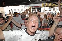 In der Geislauterer Gaststätte Martins Glashaus findet zur WM-Viertelfinalbegegnung Deutschland-Argentinien am Samstag, 3. Juli 2010, das Grösste Geislauterer Public-viewing der Welt statt. Unser Foto zeigt Torjubel von Reick (?) - Bildmitte<br>Foto: Becker&Bredel