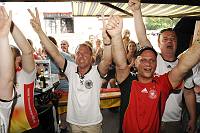 In der Geislauterer Gaststätte Martins Glashaus findet zur WM-Viertelfinalbegegnung Deutschland-Argentinien am Samstag, 3. Juli 2010, das Grösste Geislauterer Public-viewing der Welt statt. Unser Foto zeigt Torjubel<br>Foto: Becker&Bredel