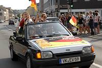 In der Geislauterer Gaststätte Martins Glashaus findet zur WM-Viertelfinalbegegnung Deutschland-Argentinien am Samstag, 3. Juli 2010, das Grösste Geislauterer Public-viewing der Welt statt. Unser Foto zeigt den Autokorso vor Martins Glashaus<br>Foto: Becker&Bredel
