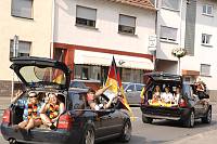 In der Geislauterer Gaststätte Martins Glashaus findet zur WM-Viertelfinalbegegnung Deutschland-Argentinien am Samstag, 3. Juli 2010, das Grösste Geislauterer Public-viewing der Welt statt. Unser Foto zeigt den Autokorso vor Martins Glashaus<br>Foto: Becker&Bredel