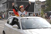 In der Geislauterer Gaststätte Martins Glashaus findet zur WM-Viertelfinalbegegnung Deutschland-Argentinien am Samstag, 3. Juli 2010, das Grösste Geislauterer Public-viewing der Welt statt. Unser Foto zeigt den Autokorso vor Martins Glashaus<br>Foto: Becker&Bredel