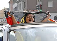 In der Geislauterer Gaststätte Martins Glashaus findet zur WM-Viertelfinalbegegnung Deutschland-Argentinien am Samstag, 3. Juli 2010, das Grösste Geislauterer Public-viewing der Welt statt. Unser Foto zeigt den Autokorso vor Martins Glashaus<br>Foto: Becker&Bredel