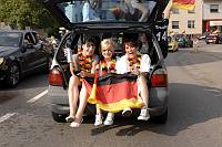 In der Geislauterer Gaststätte Martins Glashaus findet zur WM-Viertelfinalbegegnung Deutschland-Argentinien am Samstag, 3. Juli 2010, das Grösste Geislauterer Public-viewing der Welt statt. Unser Foto zeigt den Autokorso vor Martins Glashaus<br>Foto: Becker&Bredel