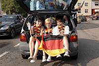 In der Geislauterer Gaststätte Martins Glashaus findet zur WM-Viertelfinalbegegnung Deutschland-Argentinien am Samstag, 3. Juli 2010, das Grösste Geislauterer Public-viewing der Welt statt. Unser Foto zeigt den Autokorso vor Martins Glashaus<br>Foto: Becker&Bredel