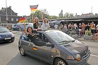 In der Geislauterer Gaststätte Martins Glashaus findet zur WM-Viertelfinalbegegnung Deutschland-Argentinien am Samstag, 3. Juli 2010, das Grösste Geislauterer Public-viewing der Welt statt. Unser Foto zeigt den Autokorso vor Martins Glashaus<br>Foto: Becker&Bredel