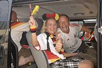 In der Geislauterer Gaststätte Martins Glashaus findet zur WM-Viertelfinalbegegnung Deutschland-Argentinien am Samstag, 3. Juli 2010, das Grösste Geislauterer Public-viewing der Welt statt. Unser Foto zeigt den Autokorso vor Martins Glashaus<br>Foto: Becker&Bredel