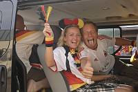 In der Geislauterer Gaststätte Martins Glashaus findet zur WM-Viertelfinalbegegnung Deutschland-Argentinien am Samstag, 3. Juli 2010, das Grösste Geislauterer Public-viewing der Welt statt. Unser Foto zeigt den Autokorso vor Martins Glashaus<br>Foto: Becker&Bredel