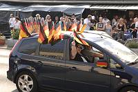 In der Geislauterer Gaststätte Martins Glashaus findet zur WM-Viertelfinalbegegnung Deutschland-Argentinien am Samstag, 3. Juli 2010, das Grösste Geislauterer Public-viewing der Welt statt. Unser Foto zeigt den Autokorso vor Martins Glashaus<br>Foto: Becker&Bredel