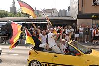 In der Geislauterer Gaststätte Martins Glashaus findet zur WM-Viertelfinalbegegnung Deutschland-Argentinien am Samstag, 3. Juli 2010, das Grösste Geislauterer Public-viewing der Welt statt. Unser Foto zeigt den Autokorso vor Martins Glashaus<br>Foto: Becker&Bredel
