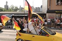 In der Geislauterer Gaststätte Martins Glashaus findet zur WM-Viertelfinalbegegnung Deutschland-Argentinien am Samstag, 3. Juli 2010, das Grösste Geislauterer Public-viewing der Welt statt. Unser Foto zeigt den Autokorso vor Martins Glashaus<br>Foto: Becker&Bredel