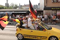 In der Geislauterer Gaststätte Martins Glashaus findet zur WM-Viertelfinalbegegnung Deutschland-Argentinien am Samstag, 3. Juli 2010, das Grösste Geislauterer Public-viewing der Welt statt. Unser Foto zeigt den Autokorso vor Martins Glashaus<br>Foto: Becker&Bredel