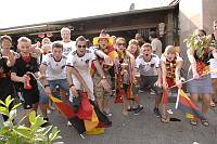 In der Geislauterer Gaststätte Martins Glashaus findet zur WM-Viertelfinalbegegnung Deutschland-Argentinien am Samstag, 3. Juli 2010, das Grösste Geislauterer Public-viewing der Welt statt. Unser Foto zeigt den Autokorso vor Martins Glashaus<br>Foto: Becker&Bredel