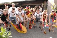 In der Geislauterer Gaststätte Martins Glashaus findet zur WM-Viertelfinalbegegnung Deutschland-Argentinien am Samstag, 3. Juli 2010, das Grösste Geislauterer Public-viewing der Welt statt. Unser Foto zeigt den Autokorso vor Martins Glashaus<br>Foto: Becker&Bredel