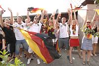 In der Geislauterer Gaststätte Martins Glashaus findet zur WM-Viertelfinalbegegnung Deutschland-Argentinien am Samstag, 3. Juli 2010, das Grösste Geislauterer Public-viewing der Welt statt. Unser Foto zeigt den Autokorso vor Martins Glashaus<br>Foto: Becker&Bredel