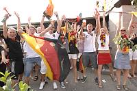 In der Geislauterer Gaststätte Martins Glashaus findet zur WM-Viertelfinalbegegnung Deutschland-Argentinien am Samstag, 3. Juli 2010, das Grösste Geislauterer Public-viewing der Welt statt. Unser Foto zeigt den Autokorso vor Martins Glashaus<br>Foto: Becker&Bredel