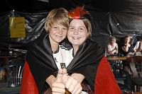 In der Geislauterer Gaststätte Martins Glashaus findet zur WM-Viertelfinalbegegnung Deutschland-Argentinien am Samstag, 3. Juli 2010, das Grösste Geislauterer Public-viewing der Welt statt. Unser Foto zeigt v.li. Julia Pratt und Lea Eschmei<br>Foto: Becker&Bredel