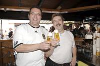 In der Geislauterer Gaststätte Martins Glashaus findet zur WM-Viertelfinalbegegnung Deutschland-Argentinien am Samstag, 3. Juli 2010, das Grösste Geislauterer Public-viewing der Welt statt. Unser Foto zeigt Wirt Martin Becker und seinen Bruder Robert, genannt Bobby, die mit ihrem Team eine Mega-Party organisiert haben.<br>Foto: Becker&Bredel