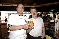 In der Geislauterer Gaststätte Martins Glashaus findet zur WM-Viertelfinalbegegnung Deutschland-Argentinien am Samstag, 3. Juli 2010, das Grösste Geislauterer Public-viewing der Welt statt. Unser Foto zeigt Wirt Martin Becker und seinen Bruder Robert, genannt Bobby, die mit ihrem Team eine Mega-Party organisiert haben.<br>Foto: Becker&Bredel